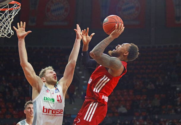 1 Deshaun Thomas (FCBB) gegen 43 Christian Sengfelder (Brose Bamberg) Basketball BBL FC Bayern Muenchen - Brose Bamberg Audi Dome 06.03.2022 FOTO: Mladen Lackovic LakoPress
