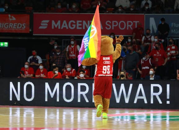 Sport Themen der Woche KW09 Sport Bilder des Tages No more war! Basketball BBL FC Bayern Muenchen - Brose Bamberg Audi Dome 06.03.2022 FOTO: Mladen Lackovic LakoPress