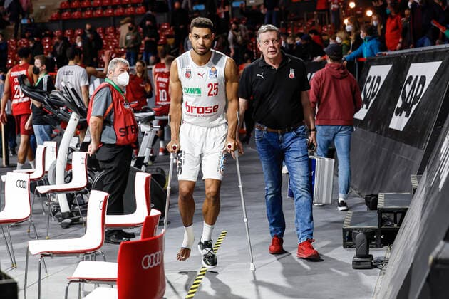 links Kenneth Ogbe (Brose Bamberg, 25) im ersten Einsatz nach langer Verletzungspause knickt Ogbe böse um. rechts Teamarzt Eike Schuster (Brose Bamberg) FC Bayern München - Brose Bamberg - easyCredit-BBL - - Basketball Saison 2021 22 Spieltag 23, - 06.03.2022 Audi Dome Copyright: DanielxLöb