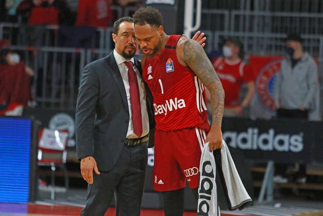 Ersatztrainer Demond Greene bedankt sich beim 1 Deshaun Thomas (FCBB) gegen (Brose Bamberg) Basketball BBL FC Bayern Muenchen - Brose Bamberg Audi Dome 06.03.2022 FOTO: Mladen Lackovic LakoPress (FCBB) gegen (Brose Bamberg) Basketball BBL FC Bayern Muenchen - Brose Bamberg Audi Dome 06.03.2022 FOTO: Mladen Lackovic LakoPress