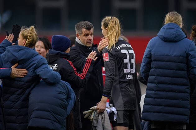 Fußball, Frauen Bundesliga, 06.03.2022, FC Bayern München - 1. FC Köln. Im Bild Trainer der Frauen des FC Bayern München Jens SCHEUER lobt Janina LEITZIG (FC Bayern München, 33) Schlusspfiff. München FC Bayern Campus Bayern Deutschland Copyright: Passion2Press MarkusxFischerx