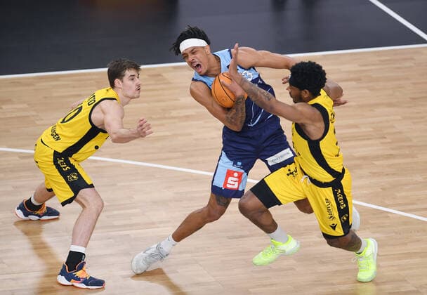 Sport Bilder des Tages Basketball 2. Bundesliga 2020 2021 28. Spieltag in der Paul Horn Arena Tigers Tuebingen - Eisbaeren Bremerhaven 06.03.2022 Kevin Yebo (Mitte, Eisbaeren Bremerhaven) gegen Isaiah Crawley (re, Tigers) und Gianni Otto (li, Tigers)