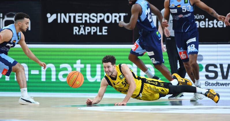 Basketball 2. Bundesliga 2020 2021 28. Spieltag in der Paul Horn Arena Tigers Tuebingen - Eisbaeren Bremerhaven 06.03.2022 Joanic Gruettner Bacoul (re Boden, Tigers) gegen Elias Baggette (li, Eisbaeren Bremerhaven)