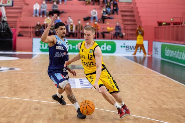 Elias Baggette (Eisbaeren Bremerhaven, 02) Aatu Kivimaeki (Tigers Tuebingen, 12) Tigers Tuebingen vs. Eisbaeren Bremerhaven, 2. Basketball Bundesliga, Pro A, Barmer 2 Basketball, 28. Spieltag , Spielzeit 2021 2022, 06.03.2022 Tigers Tuebingen vs. Eisbaeren Bremerhaven, 2. Basketball Bundesliga, Pro A, Barmer 2 Basketball, 28. Spieltag , Spielzeit 2021 2022, 06.03.2022 Tuebingen Copyright: xNinaxSanderx xEibnerxPressefotox EP_NSR