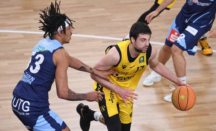 Basketball 2. Bundesliga 2020 2021 28. Spieltag in der Paul Horn Arena Tigers Tuebingen - Eisbaeren Bremerhaven 06.03.2022 Kevin Yebo (li, Eisbaeren Bremerhaven) gegen Mateo Seric (re, Tigers)