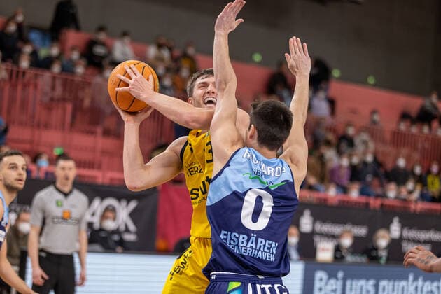 Daniel Keppeler (Tigers Tuebingen, 31) Shane Richards (Eisbaeren Bremerhaven, 00) Tigers Tuebingen vs. Eisbaeren Bremerhaven, 2. Basketball Bundesliga, Pro A, Barmer 2 Basketball, 28. Spieltag , Spielzeit 2021 2022, 06.03.2022 Tigers Tuebingen vs. Eisbaeren Bremerhaven, 2. Basketball Bundesliga, Pro A, Barmer 2 Basketball, 28. Spieltag , Spielzeit 2021 2022, 06.03.2022 Tuebingen Copyright: xNinaxSanderx xEibnerxPressefotox EP_NSR