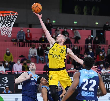 Basketball 2. Bundesliga 2020 2021 28. Spieltag in der Paul Horn Arena Tigers Tuebingen - Eisbaeren Bremerhaven 06.03.2022 Daniel Keppeler (Mitte, Tigers) gegen Ethan Alvano (2.v.li, Eisbaeren Bremerhaven) und Robert Oehle (li, Eisbaeren Bremerhaven)