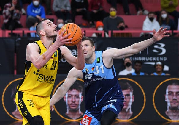 Basketball 2. Bundesliga 2020 2021 28. Spieltag in der Paul Horn Arena Tigers Tuebingen - Eisbaeren Bremerhaven 06.03.2022 Daniel Keppeler (li, Tigers) gegen Robert Oehle (re, Eisbaeren Bremerhaven)