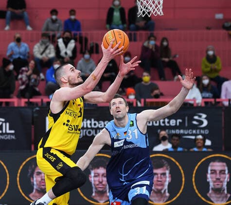 Basketball 2. Bundesliga 2020 2021 28. Spieltag in der Paul Horn Arena Tigers Tuebingen - Eisbaeren Bremerhaven 06.03.2022 Daniel Keppeler (li, Tigers) gegen Robert Oehle (re, Eisbaeren Bremerhaven)
