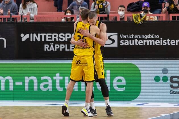Till Joenke (Tigers Tuebingen, 26) Daniel Keppeler (Tigers Tuebingen, 31) Tigers Tuebingen vs. Eisbaeren Bremerhaven, 2. Basketball Bundesliga, Pro A, Barmer 2 Basketball, 28. Spieltag , Spielzeit 2021 2022, 06.03.2022 Tigers Tuebingen vs. Eisbaeren Bremerhaven, 2. Basketball Bundesliga, Pro A, Barmer 2 Basketball, 28. Spieltag , Spielzeit 2021 2022, 06.03.2022 Tuebingen Copyright: xNinaxSanderx xEibnerxPressefotox EP_NSR