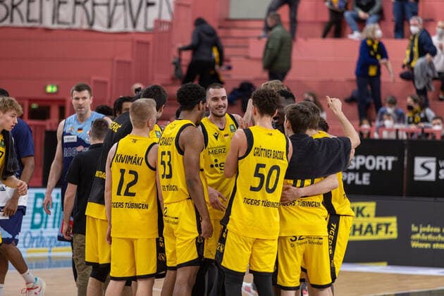 Die Tigers Tuebingen freuen sich ueber den Sieg gegen die Eisbaeren Bremerhaven Tigers Tuebingen vs. Eisbaeren Bremerhaven, 2. Basketball Bundesliga, Pro A, Barmer 2 Basketball, 28. Spieltag , Spielzeit 2021 2022, 06.03.2022 Tigers Tuebingen vs. Eisbaeren Bremerhaven, 2. Basketball Bundesliga, Pro A, Barmer 2 Basketball, 28. Spieltag , Spielzeit 2021 2022, 06.03.2022 Tuebingen Copyright: xNinaxSanderx xEibnerxPressefotox EP_NSR