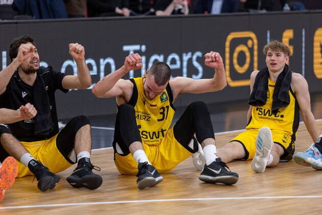 Die Tigers Tuebingen freuen sich ueber den Sieg gegen die Eisbaeren Bremerhaven Tigers Tuebingen vs. Eisbaeren Bremerhaven, 2. Basketball Bundesliga, Pro A, Barmer 2 Basketball, 28. Spieltag , Spielzeit 2021 2022, 06.03.2022 Tigers Tuebingen vs. Eisbaeren Bremerhaven, 2. Basketball Bundesliga, Pro A, Barmer 2 Basketball, 28. Spieltag , Spielzeit 2021 2022, 06.03.2022 Tuebingen Copyright: xNinaxSanderx xEibnerxPressefotox EP_NSR