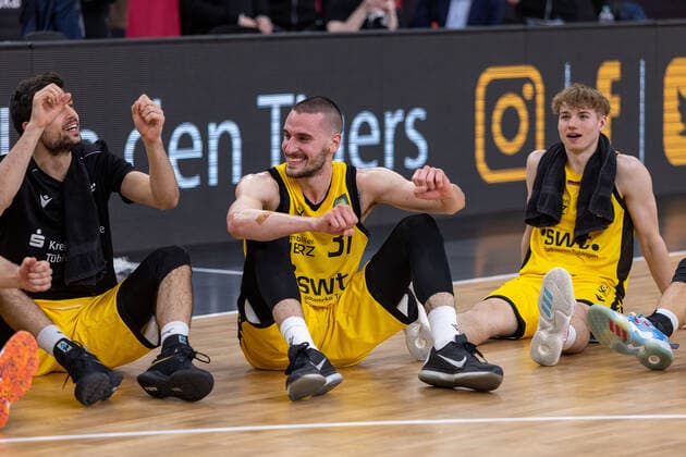 Die Tigers Tuebingen freuen sich ueber den Sieg gegen die Eisbaeren Bremerhaven Tigers Tuebingen vs. Eisbaeren Bremerhaven, 2. Basketball Bundesliga, Pro A, Barmer 2 Basketball, 28. Spieltag , Spielzeit 2021 2022, 06.03.2022 Tigers Tuebingen vs. Eisbaeren Bremerhaven, 2. Basketball Bundesliga, Pro A, Barmer 2 Basketball, 28. Spieltag , Spielzeit 2021 2022, 06.03.2022 Tuebingen Copyright: xNinaxSanderx xEibnerxPressefotox EP_NSR