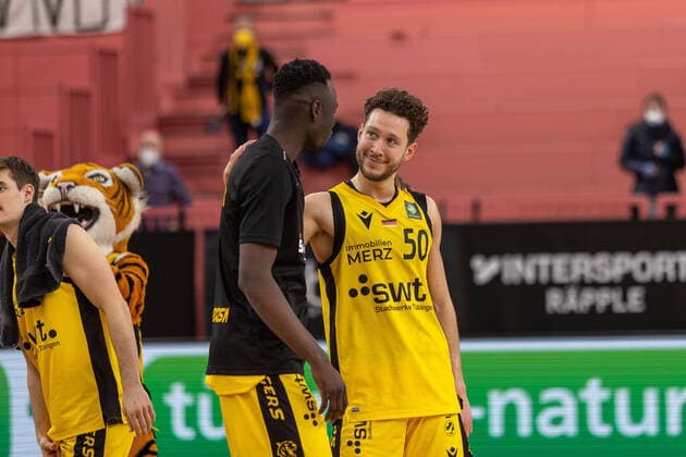 Bakary Dibba (Tigers Tuebingen, 44) Joanic Gruetner Bacoul (TIgers Tuebingen, 50) Tigers Tuebingen vs. Eisbaeren Bremerhaven, 2. Basketball Bundesliga, Pro A, Barmer 2 Basketball, 28. Spieltag , Spielzeit 2021 2022, 06.03.2022 Tigers Tuebingen vs. Eisbaeren Bremerhaven, 2. Basketball Bundesliga, Pro A, Barmer 2 Basketball, 28. Spieltag , Spielzeit 2021 2022, 06.03.2022 Tuebingen Copyright: xNinaxSanderx xEibnerxPressefotox EP_NSR