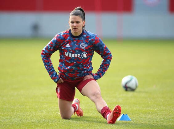 München, Deutschland 06. März 2022: Fussball, Frauen Bundesliga, Saison 2021 2022, FC Bayern München - 1.FC Köln, Campus Jovana Damnjanovic (FC Bayern München) beim Dehnen beim Aufwärmen DFB regulations prohibit any use of photographs as image sequences and or quasi-video