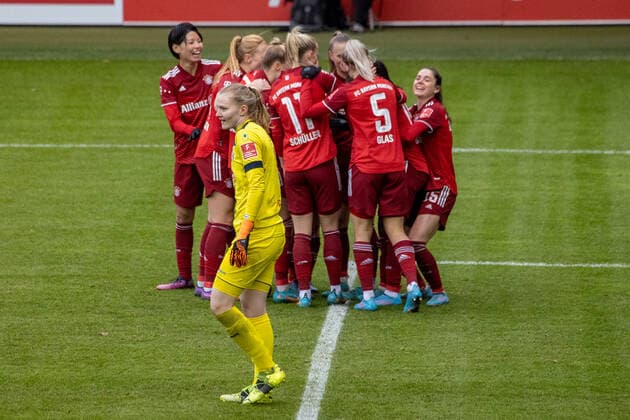 Koelns 1 Torfrau KLETT vor jubelden Bayern - Spielerinnen. Fußball der Frauen, FC Bayern - Koeln, am 6.03.2022. Frauenfußball Bundesliga, FC Bayern München - 1.FC Köln 6:0, Saison 2021-2022, in Muenchen, F C B A Y E R N C A M P U S, Deutschland. Quelle Copyright Credit : Oryk HAIST