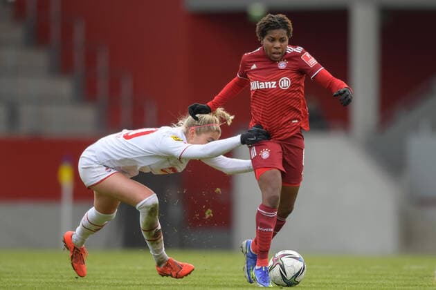 Fußball, Frauen Bundesliga, 06.03.2022, FC Bayern München - 1. FC Köln. Im Bild Sharon BECK (1. FC Köln, 10) Halten Foulspiel Foul und Lineth BEERENSTEYN (FC Bayern München, 6) Dribbling Ball. München FC Bayern Campus Bayern Deutschland Copyright: Passion2Press MarkusxFischerx