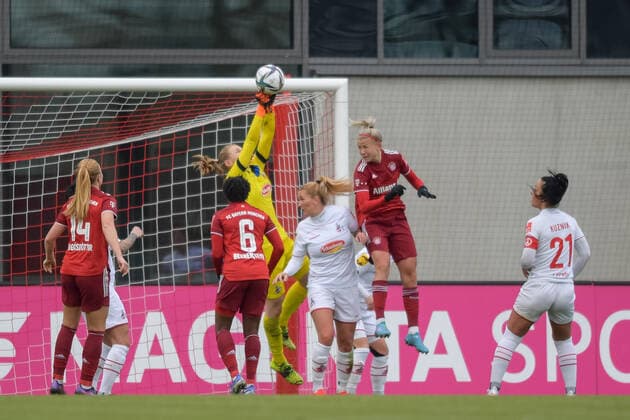Fußball, Frauen Bundesliga, 06.03.2022, FC Bayern München - 1. FC Köln. Im Bild Manon KLETT (1. FC Köln, 1) faustet Ball weg. München FC Bayern Campus Bayern Deutschland Copyright: Passion2Press MarkusxFischerx