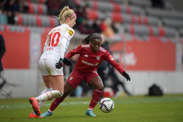 Fußball, Frauen Bundesliga, 06.03.2022, FC Bayern München - 1. FC Köln. Im Bild Sharon BECK (1. FC Köln, 10) und Lineth BEERENSTEYN (FC Bayern München, 6) Zweikampf Ball. München FC Bayern Campus Bayern Deutschland Copyright: Passion2Press MarkusxFischerx
