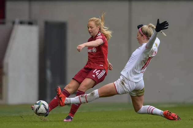 Fußball, Frauen Bundesliga, 06.03.2022, FC Bayern München - 1. FC Köln. Im Bild Glodis Perla VIGGOSDOTTIR (Schueller Schuller, FC Bayern München, 14) Pass Zuspiel Ball und Sharon BECK (1. FC Köln, 10) Grätsche Zweikampf Ball. München FC Bayern Campus Bayern Deutschland Copyright: Passion2Press MarkusxFischerx