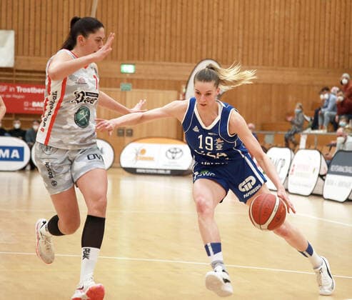 von links Ana WOJTULEK (Wasserburg CRO), Meret KLEINE-BEEK (Halle), Da-Basketball,1. Bundesliga 2021 22, , 06.03.22, TSV Wasserburg vs Gisa LIONS SV Halle, Wasserburg, Badria Sportzentrum Copyright: WolfgangxFehrmann
