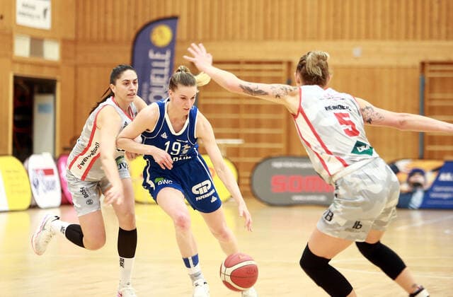 von links Ana WOJTULEK (Wasserburg CRO), Meret KLEINE-BEEK (Halle), Haligeth REINOEL (Wasserburg US), Da-Basketball,1. Bundesliga 2021 22, , 06.03.22, TSV Wasserburg vs Gisa LIONS SV Halle, Wasserburg, Badria Sportzentrum Copyright: WolfgangxFehrmann