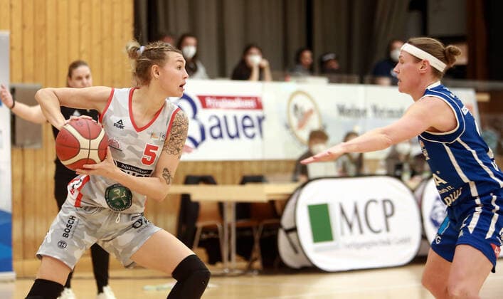 von links Haligeth REINOEL (Wasserburg US), Rachael VANDERWAL (Halle), Da-Basketball,1. Bundesliga 2021 22, , 06.03.22, TSV Wasserburg vs Gisa LIONS SV Halle, Wasserburg, Badria Sportzentrum Copyright: WolfgangxFehrmann