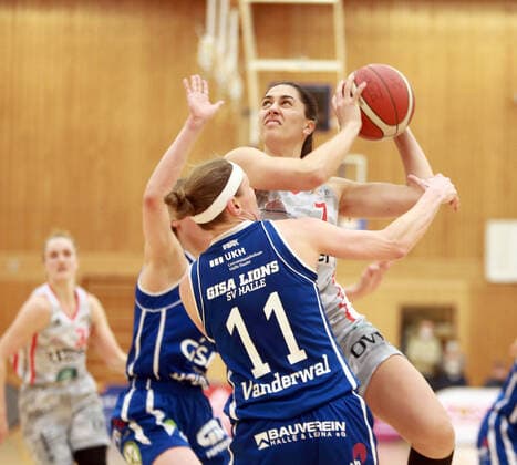 von links Rachael VANDERWAL (Halle), Ana WOJTULEK (Wasserburg CRO), Da-Basketball,1. Bundesliga 2021 22, , 06.03.22, TSV Wasserburg vs Gisa LIONS SV Halle, Wasserburg, Badria Sportzentrum Copyright: WolfgangxFehrmann