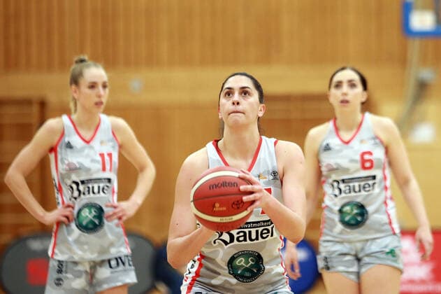 in der Mitte Ana WOJTULEK (Wasserburg CRO), Da-Basketball,1. Bundesliga 2021 22, , 06.03.22, TSV Wasserburg vs Gisa LIONS SV Halle, Wasserburg, Badria Sportzentrum Copyright: WolfgangxFehrmann
