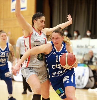 von links Ana WOJTULEK (Wasserburg CRO), Barbora KASPARKOVA (Halle), Da-Basketball,1. Bundesliga 2021 22, , 06.03.22, TSV Wasserburg vs Gisa LIONS SV Halle, Wasserburg, Badria Sportzentrum Copyright: WolfgangxFehrmann