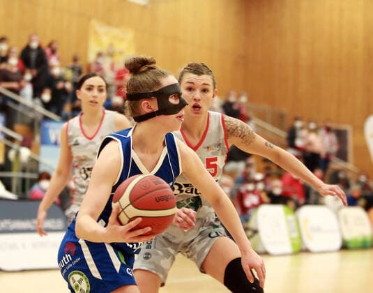 von links Lotta STACH (Halle), Haligeth REINOEL (Wasserburg US), Da-Basketball,1. Bundesliga 2021 22, , 06.03.22, TSV Wasserburg vs Gisa LIONS SV Halle, Wasserburg, Badria Sportzentrum Copyright: WolfgangxFehrmann
