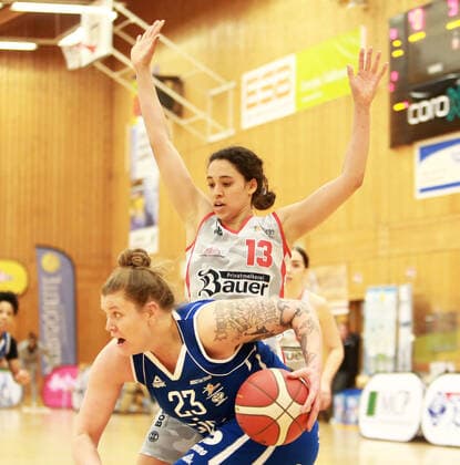 von links Klaudia GRUDZIEN (Halle), Mikayla WILLIAMS (Wasserburg US), Da-Basketball,1. Bundesliga 2021 22, , 06.03.22, TSV Wasserburg vs Gisa LIONS SV Halle, Wasserburg, Badria Sportzentrum Copyright: WolfgangxFehrmann