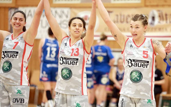 von links Ana WOJTULEK (Wasserburg CRO), Mikayla WILLIAMS (Wasserburg US), Haligeth REINOEL (Wasserburg US), Da-Basketball,1. Bundesliga 2021 22, , 06.03.22, TSV Wasserburg vs Gisa LIONS SV Halle, Wasserburg, Badria Sportzentrum Copyright: WolfgangxFehrmann
