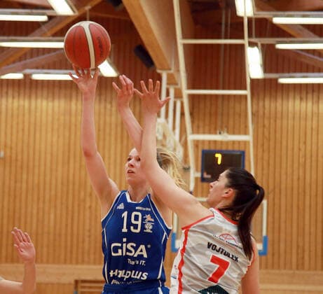 von links Meret KLEINE-BEEK (Halle), Ana WOJTULEK (Wasserburg CRO), Da-Basketball,1. Bundesliga 2021 22, , 06.03.22, TSV Wasserburg vs Gisa LIONS SV Halle, Wasserburg, Badria Sportzentrum Copyright: WolfgangxFehrmann