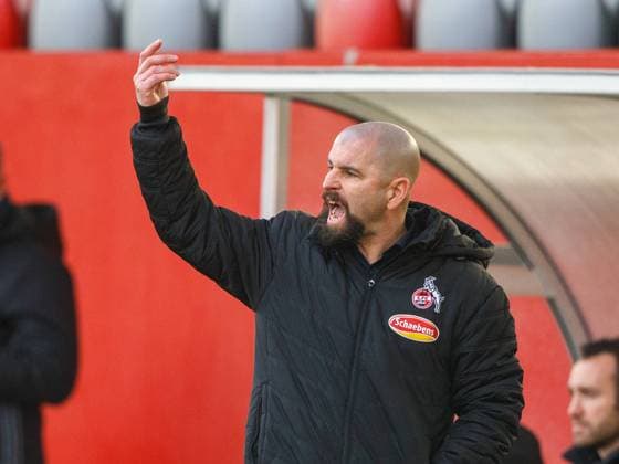 Fassungslosigkeit . . . Koelns Trainer Sascha GLASS. Fußball der Frauen, FC Bayern - Koeln, am 6.03.2022. Frauenfußball Bundesliga, FC Bayern München - 1.FC Köln 6:0, Saison 2021-2022, in Muenchen, F C B A Y E R N C A M P U S, Deutschland. Quelle Copyright Credit : Oryk HAIST