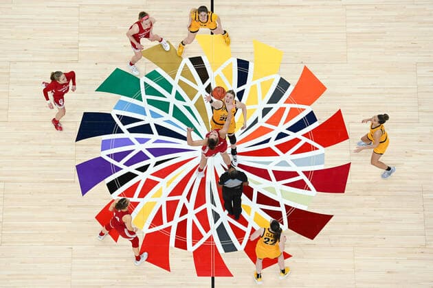 Bilder des Jahres 2022, Sport 03 März Sport Themen der Woche KW09 Sport Bilder des Tages INDIANAPOLIS, IN - MARCH 6: Indiana forward Aleksa Gulbe (10) and Iowa forward Monika Czinano (25) jump for the opening tip for the Women s Big Ten Tournament Championship college basketball game between the Indiana Hoosiers and the Iowa Hawkeyes on March 6, 2022 at Gainbridge Fieldhouse in Indianapolis, IN. (Photo by James Black Icon Sportswire) COLLEGE BASKETBALL: MAR 06 Big Ten Women s Tournament - Indiana v Iowa Icon220306041
