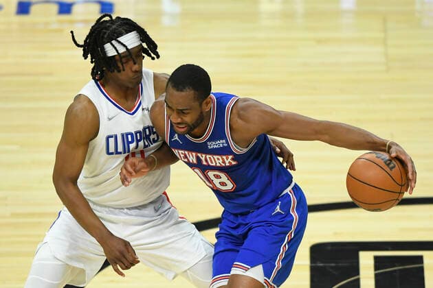 LOS ANGELES, CA - MARCH 06: New York Knicks guard Alec Burks (18) tries to get past LA Clippers guard Terance Mann (14) in the second half in a NBA, Basketball Herren, USA basketball game played at on March 6, 2022 at Crypto.com arena in Los Angeles, CA. (Photo by John McCoy Icon Sportswire) NBA: MAR 06 Knicks at Clippers Icon2203061601