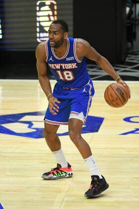 LOS ANGELES, CA - MARCH 06: New York Knicks guard Alec Burks (18) while palying the LA Clippers during the second half in a NBA, Basketball Herren, USA basketball game played at on March 6, 2022 at Crypto.com arena in Los Angeles, CA. (Photo by John McCoy Icon Sportswire) NBA: MAR 06 Knicks at Clippers Icon2203061614