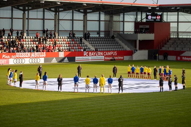 Spielerinnen mit Statement gegen Krieg in der Ukraine. Fußball der Frauen, FC Bayern - Koeln, am 6.03.2022. Frauenfußball Bundesliga, FC Bayern München - 1.FC Köln 6:0, Saison 2021-2022, in Muenchen, F C B A Y E R N C A M P U S, Deutschland. Quelle Copyright Credit : Oryk HAIST