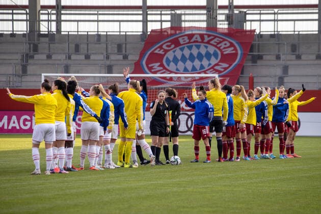 Spielerinnen mit Statement gegen Krieg in der Ukraine. Fußball der Frauen, FC Bayern - Koeln, am 6.03.2022. Frauenfußball Bundesliga, FC Bayern München - 1.FC Köln 6:0, Saison 2021-2022, in Muenchen, F C B A Y E R N C A M P U S, Deutschland. Quelle Copyright Credit : Oryk HAIST