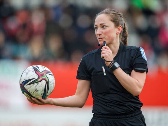 Schiedsrichterin Melissa JOOS. Fußball der Frauen, FC Bayern - Koeln, am 6.03.2022. Frauenfußball Bundesliga, FC Bayern München - 1.FC Köln 6:0, Saison 2021-2022, in Muenchen, F C B A Y E R N C A M P U S, Deutschland. Quelle Copyright Credit : Oryk HAIST