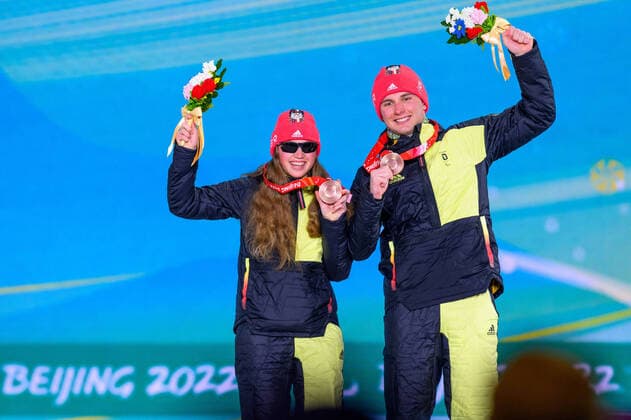 Bilder des Jahres 2022, Sport 03 März Sport Themen der Woche KW10 Sport Bilder des Tages Paralympic Games Beijing 2022 07.3.2022 Day (3) ZHANGIJAKOU, PEOPLES REPUBLIC OF CHINA - MARCH 07: Image of the Paralympic Games Beijing 2022 during the at Zhangijakou Medals Plaza of Zhangijakou on 07.3.2022 in Hebei Peoples Republic of China. WALTER, Leonie (GER), local club: SC St. Peter (BAD), date of birth: 17.10.2004 place of birth: Freiburg, paralympic classification: B2 and her guide STRECKER, Pirmin (GER) with their bronce medal. Oliver Kremer DBS *** Paralympic Games Beijing 2022 07 3 2022 Day 3 ZHANGIJAKOU, PEOPLES REPUBLIC OF CHINA MARCH 07 Image of the Paralympic Games Beijing 2022 during the at Zhangijakou Medals Plaza of Zhangijakou on 07 3 2022 in Hebei Peoples Republic of China WALTER, Leonie GER , local club SC St Peter BAD , date of birth 17 10 2004 place of birth Freiburg, paralympic classification B2 and her guide STRECKER, Pirmin GER with their bronce medal Oliver Kremer DBS Copyright: xBEAUTIFULxSPORTS OliverxKremerx
