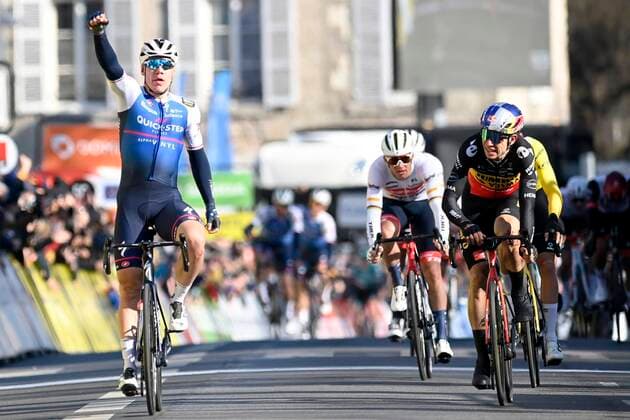 Bilder des Jahres 2022, Sport 03 März Sport Themen der Woche KW10 Sport Bilder des Tages ORLEANS, FRANCE - MARCH 07 : Jakobsen Fabio (NED) of Quick-Step Alpha Vinyl Team wins the stage in front of Van Aert Wout (BEL) of Team Jumbo-Visma during stage 2 of the 80th edition of the Paris - Nice cycling race, a stage of 159,2km with start in Auffargis and finish in Orleans on March 07, 2022 in Orleans, France, 7 03 2022 ( Motordriver Kenny Verfaillie - Paris - Nice 2022 - stage 2 PhotoNews Panoramic 
