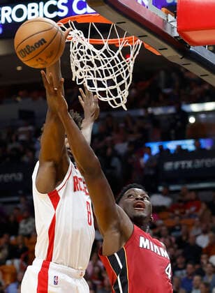 Miami Heat guard Victor Oladipo (R) shoots around Houston Rockets forward Jae Sean Tate (L) during the first half of the NBA, Basketball Herren, USA basketball game between the Miami Heat and the Houston Rockets, at FTX Arena in Miami, Florida, USA, 07 March 2022. Houston Rockets at Miami Heat !ACHTUNG: NUR REDAKTIONELLE NUTZUNG!  Copyright: xRHONAxWISEx AME1318 20220308-0513c7c010e383d50bfdbd63335dc188c00d4d7d