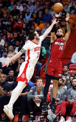 Miami Heat forward Caleb Martin (R) shoots around Houston Rockets guard Garrison Matthews (L) during the first half of the NBA, Basketball Herren, USA basketball game between the Miami Heat and the Houston Rockets, at FTX Arena in Miami, Florida, USA, 07 March 2022. Houston Rockets at Miami Heat !ACHTUNG: NUR REDAKTIONELLE NUTZUNG!  Copyright: xRHONAxWISEx AME1320 20220308-d5ead9830dac616a9edc35dbac95caf461ac1644