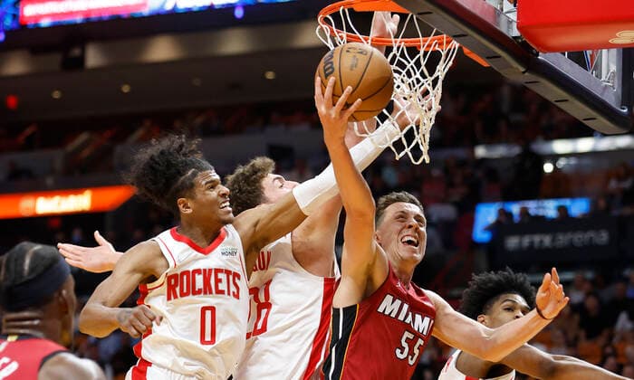 Miami Heat forward Duncan Robinson (R) shoots around Houston Rockets guard Jalen Green (L) during the first half of the NBA, Basketball Herren, USA basketball game between the Miami Heat and the Houston Rockets, at FTX Arena in Miami, Florida, USA, 07 March 2022. Houston Rockets at Miami Heat !ACHTUNG: NUR REDAKTIONELLE NUTZUNG!  Copyright: xRHONAxWISEx AME1321 20220308-f9941dac8ab0ba07b58e0272b889f181b2247720