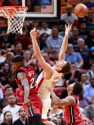 Miami Heat forward Jimmy Butler (L), guard Kyle Lowry (R)and Houston Rockets center Alpern Sengun (C) fight for a loose ball during the first half of the NBA, Basketball Herren, USA basketball game between the Miami Heat and the Houston Rockets, at FTX Arena in Miami, Florida, USA, 07 March 2022. Houston Rockets at Miami Heat !ACHTUNG: NUR REDAKTIONELLE NUTZUNG!  Copyright: xRHONAxWISEx AME1323 20220308-ee9dcddde0959e7e4e38e81ecde956d3942d31c9