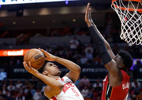 Miami Heat guard Victor Oladipo (R) defends Houston Rockets guard Josh Christopher (L) during the second half of the NBA, Basketball Herren, USA basketball game between the Miami Heat and the Houston Rockets at FTX Arena in Miami, Florida, USA, 07 March 2022. Miami Heat vs Houston Rockets !ACHTUNG: NUR REDAKTIONELLE NUTZUNG!  Copyright: xRHONAxWISEx AME1324 20220308-96e97368e874591be5074ce1a1ff33422da3b0ec