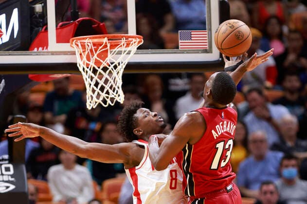Miami Heat center Bam Adebayo shoots over Houston Rockets forward Jae Sean Tate (L) during the second half of the NBA, Basketball Herren, USA basketball game between the Miami Heat and the Houston Rockets at FTX Arena in Miami, Florida, USA, 07 March 2022. Miami Heat vs Houston Rockets !ACHTUNG: NUR REDAKTIONELLE NUTZUNG!  Copyright: xRHONAxWISEx AME1343 20220308-fabe39b4b4eac5e247716735d918a190992ad01a