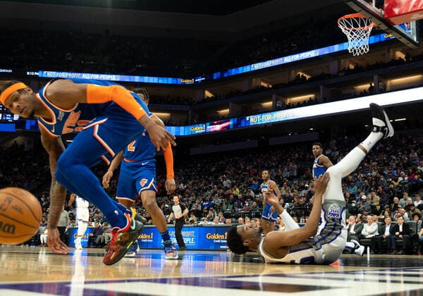 March 7, 2022, Sacramento, CA, USA: Sacramento Kings guard Josh Jackson (55) hits the floor after battling New York Knicks forward Cam Reddish (21) for rebound during a game at Golden 1 Center in Sacramento, Monday, March 7, 2022. Sacramento USA - ZUMAj89_ 0152635888st Copyright: xPaulxKitagakixJr.x